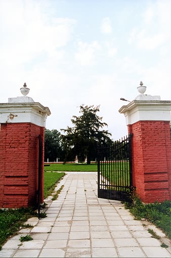 Volokolamsk district. Yaropolets. Yaropolets Estate of Goncharovy. Gate. XVIII