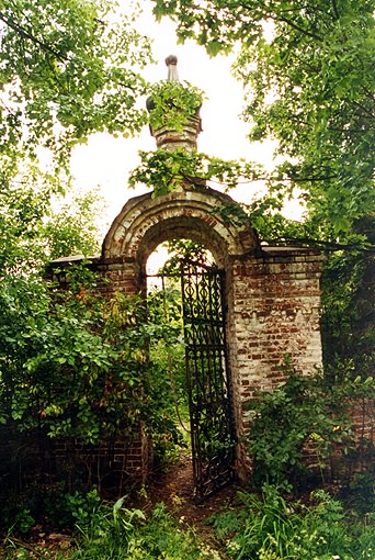 Volokolamsk district. Yaropolets. Yaropolets Estate of Chernyshevy. Church of Kazan Icon of the Virgin. Fragment of the wall. XIX