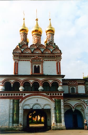 Volokolamsk district. Terayevo. Iosiph-Volokolamsky Monastery. Saint Gate with Church of Saint Apostles Peter and Paul. XVII T.Ignatyev