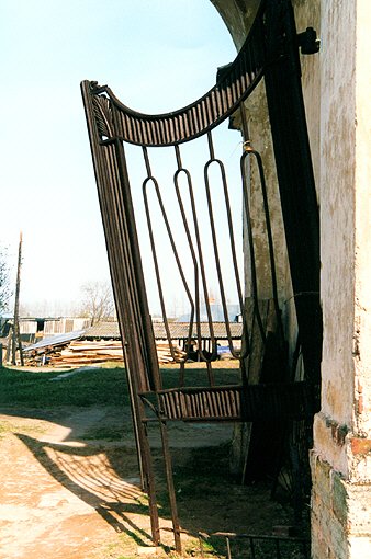 Lodeynopolsky district. Oyat. Initiation Monastery. Fragment of the gate of belfry. XIX