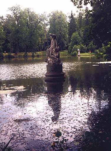 Lomonosovsky district. Oraniyenbaum. Sculpture in the park. XVIII